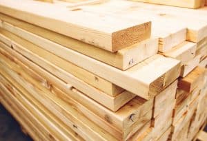 Czym charakteryzuje się drewno budowlane?